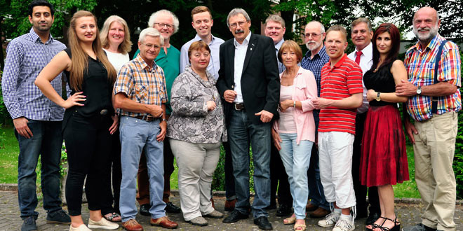 Gruppenfoto mit fünfzehn Personen